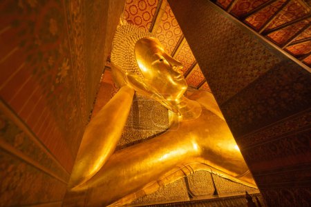 Téléchargez les photos : Bouddha couché dans Wat Pho. Temple bouddhiste thaïlandais à Bangkok, Thaïlande. Attraction touristique - en image libre de droit