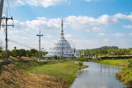 Foto de Wang Nam Khiao Temple, Nakhon Ratchasima near Bangkok City, Thailand. Famous Thai tourist attraction in travel concept. Thai architecture. - Imagen libre de derechos