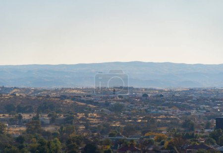Téléchargez les photos : Vue aérienne des bâtiments du centre-ville de Windhoek. Namibie, Afrique du Sud. - en image libre de droit