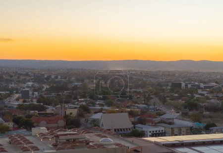 Foto de Vista aérea de edificios en el centro de Windhoek ciudad urbana. Namibia, Sudáfrica. - Imagen libre de derechos