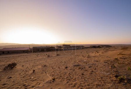 Foto de Exterior de Kolmanskop, Las casas abandonadas. la famosa atracción turística en Namibia, Sudáfrica. Duna de arena vacía en la habitación de casa. El pueblo fantasma. - Imagen libre de derechos