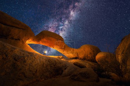 Téléchargez les photos : Voie lactée et étoiles en rouge Desert Safari avec dune de sable en Namibie la nuit, Afrique du Sud. Paysage naturel à l'heure du coucher du soleil. Attractivité touristique célèbre. Texture motif de sable. Grand Canyon - en image libre de droit