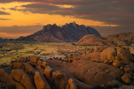 Téléchargez les photos : Vue aérienne du Safari du désert rouge avec dune de sable en Namibie, Afrique du Sud. Paysage naturel à l'heure du coucher du soleil. Attractivité touristique célèbre. Texture motif de sable. Grand Canyon - en image libre de droit