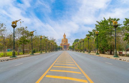 Foto de El Buda Dorado Gigante en Wat Muang en el distrito de Sing Buri cerca de Bangkok. Ciudad urbana, Tailandia. - Imagen libre de derechos