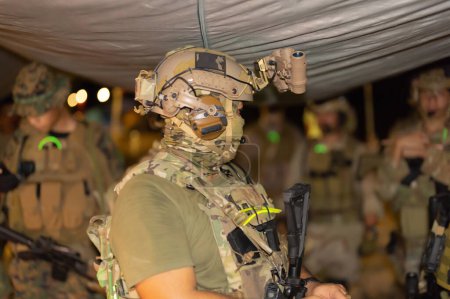 Téléchargez les photos : Une équipe de soldats du corps des Marines de l'armée américaine fait la guerre de nuit avec des canons et se prépare à attaquer l'ennemi en Thaïlande pendant l'exercice Cobra Gold au combat. Formation des forces de combat. - en image libre de droit