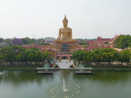 Foto de Vista aérea de The Giant Golden Buddha en Wat Muang en el distrito de Sing Buri cerca de Bangkok. Ciudad urbana, Tailandia. - Imagen libre de derechos