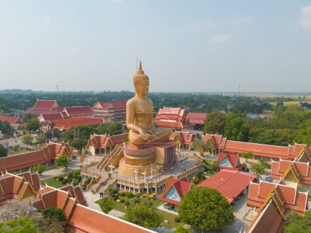 Foto de Vista aérea de The Giant Golden Buddha en Wat Muang en el distrito de Sing Buri cerca de Bangkok. Ciudad urbana, Tailandia. - Imagen libre de derechos