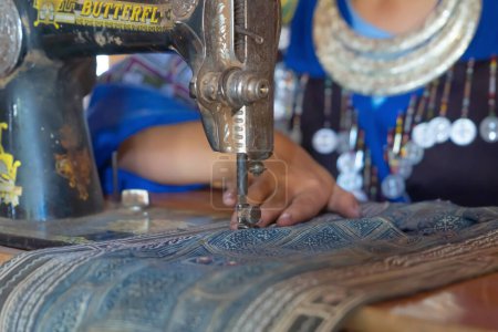 Miejscowi ludzie ręce przy użyciu tradycyjnego ręcznego tkania wełny ręcznie tkaniny tkaniny tkaniny tkaniny przędza nici, lokalne ręcznie wykonane wzór materiału rzemiosła i projektowania techniki produkcji. Styl życia ludzi.