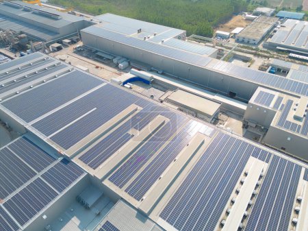 Foto de Aerial view of solar panels or solar cells on the roof of factory building rooftop. Power plant, renewable clean energy source. Eco technology for electric power in industry. - Imagen libre de derechos