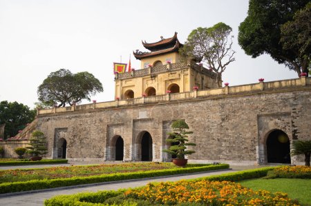 Téléchargez les photos : Citadelle impériale de Thang Long, attraction touristique dans la ville urbaine de Hanoi, Vietnam. - en image libre de droit
