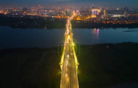 Foto de Vista aérea del Puente de Cable Cau Nhat Tan o Vietnam Japón Puente de la Amistad cruzando el Río Rojo en la ciudad de Hanoi, Vietnam. Monumento de atracción turística. - Imagen libre de derechos