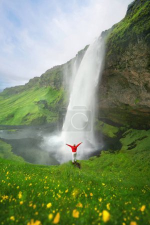 Wasserfall Seljalandsfoss in der Sommersaison in Island. Berühmte Naturlandschaft Hintergrund