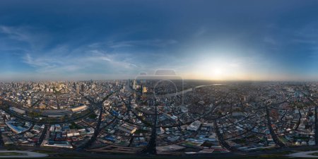 Foto de 360 panorama por 180 grados ángulo sin fisuras panorama de vista aérea de edificios con curva del río Chao Phraya. Samut Sakhon skyline near Bangkok, Urban city in downtown área at noon, Tailandia. - Imagen libre de derechos