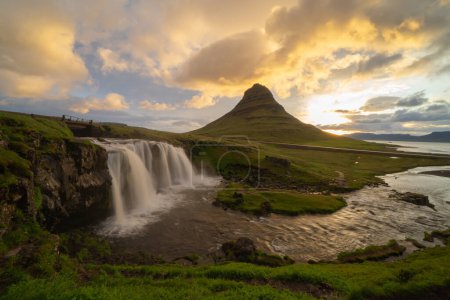 Téléchargez les photos : Kirkjufell montagne et rivière en Islande en saison estivale. Célèbre paysage nature arrière-plan au coucher du soleil - en image libre de droit