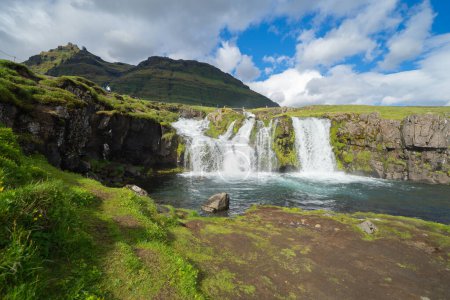 Téléchargez les photos : Kirkjufell montagne et rivière en Islande en saison estivale. Célèbre paysage nature arrière-plan au coucher du soleil - en image libre de droit