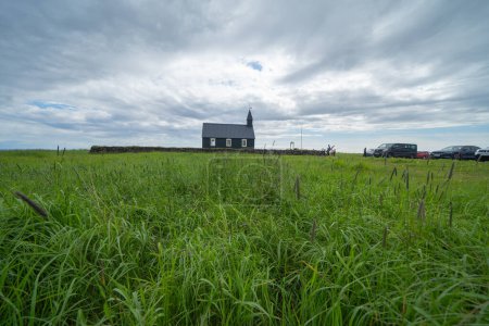 Téléchargez les photos : Eglise Budir ou église noire en saison estivale en Islande - en image libre de droit