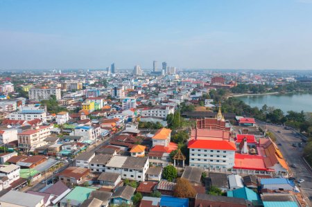 Vista aérea de los tejados del barrio residencial local. Desarrollo de viviendas urbanas desde arriba. Vista superior. Inmobiliaria en Isan, ciudad urbana de Khon Kaen, Tailandia. Propiedad inmobiliaria.