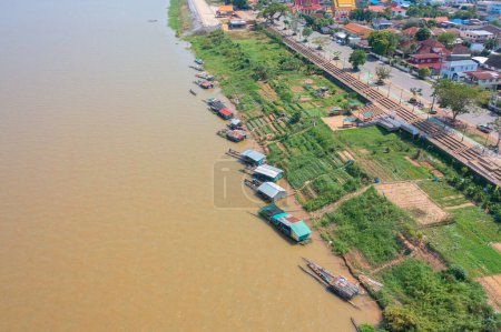 Foto de Vista aérea del río Mekong con colina de montaña verde. Fondo de paisaje natural en Ubon Ratchathani, Tailandia y Laos. - Imagen libre de derechos