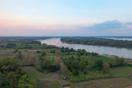 Foto de Vista aérea del río Mekong con colina de montaña verde. Fondo de paisaje natural en Ubon Ratchathani, Tailandia y Laos. - Imagen libre de derechos