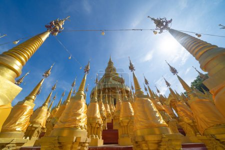 Téléchargez les photos : La pagode Wat Pa Sawang Bun est un temple bouddhiste de Saraburi, une ville urbaine de Thaïlande. Architecture thaïlandaise paysage arrière-plan. attraction touristique point de repère. - en image libre de droit