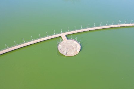 Foto de Puente pasarela a lo largo del río lago y el parque del jardín en la ciudad de Khon Kaen, Tailandia. - Imagen libre de derechos