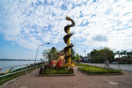 Téléchargez les photos : Serpent et serpent à Wat Roi Phra Putthabat Phu Manorom, Mukdahan City, Thaïlande. Architecture du temple bouddhiste thaïlandais. attraction touristique point de repère. - en image libre de droit