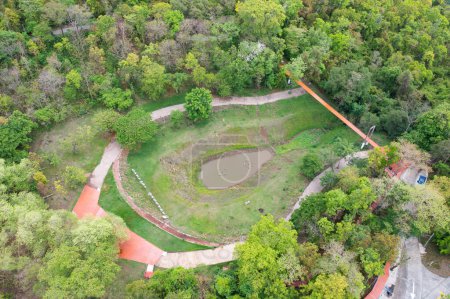 Téléchargez les photos : Vue aérienne du volcan Kradong avec des arbres forestiers à Buriram, Thaïlande. attraction touristique point de repère. Nature paysage fond - en image libre de droit