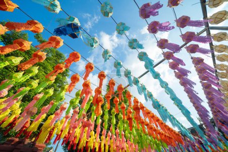 Lanternes ou lampes colorées en voyage voyage et vacances concept. Festival traditionnel au temple Harikulchai, Lamphun, Thaïlande. Cérémonie traditionnelle en Asie. Fête
