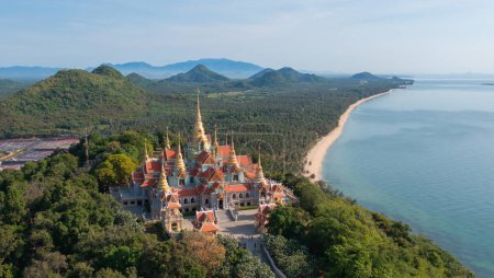 Foto de Vista aérea de Wat Thang Sai, Prachuap Khiri Khan, Tailandia. Viaje de vacaciones y vacaciones. Arquitectura de atracción turística tailandesa. - Imagen libre de derechos