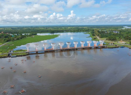 Téléchargez les photos : Vue aérienne de la tour du barrage. Réservoir et eau de mer dans le recyclage concept de l'industrie de l'énergie pour l'électricité dans le paysage naturel de fond. Environnement. - en image libre de droit
