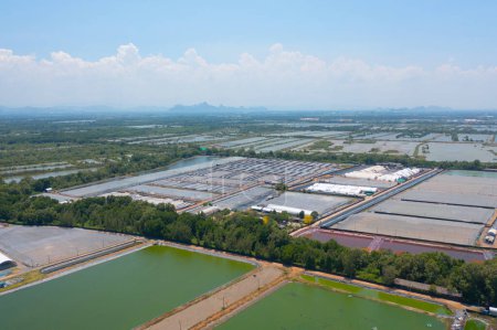Foto de Vista aérea de la fábrica provincial metropolitana de la industria del agua en la ciudad urbana. Servicio de servicios de agua. - Imagen libre de derechos
