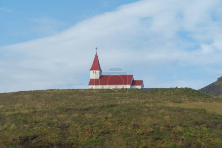 Téléchargez les photos : Église Reyniskirkja dans la ville de Vik en saison estivale en Islande. - en image libre de droit