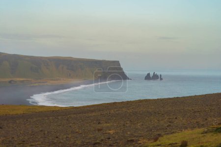 Téléchargez les photos : Vague de plage de sable noir Reynisfjara en Islande. - en image libre de droit