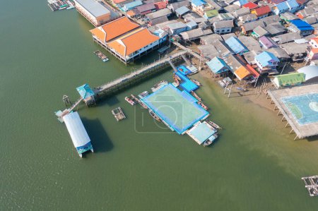 Foto de Vista aérea de Koh Panyee, las casas urbanas flotantes de la ciudad del pueblo, el mar del lago o el río. Naturaleza paisaje pesca y herramientas de pesca en Pak Pha, Phang Nga, Tailandia. Acuicultura - Imagen libre de derechos