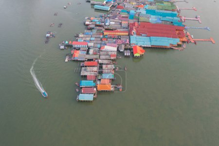 Foto de Vista aérea de Koh Panyee, las casas urbanas flotantes de la ciudad del pueblo, el mar del lago o el río. Naturaleza paisaje pesca y herramientas de pesca en Pak Pha, Phang Nga, Tailandia. Acuicultura - Imagen libre de derechos