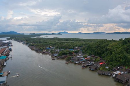 Téléchargez les photos : Vue aérienne de Ranong City, du village flottant, des maisons urbaines, du lac, de la mer ou de la rivière. Nature paysage pêche et outils de pêche, Thaïlande. Agriculture aquacole - en image libre de droit