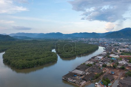 Foto de Vista aérea de Ranong City, las casas de la ciudad urbana del pueblo flotante, el mar del lago o el río. Naturaleza paisaje pesca y herramientas de pesca, Tailandia. Acuicultura - Imagen libre de derechos