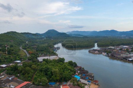 Téléchargez les photos : Vue aérienne de Ranong City, du village flottant, des maisons urbaines, du lac, de la mer ou de la rivière. Nature paysage pêche et outils de pêche, Thaïlande. Agriculture aquacole - en image libre de droit