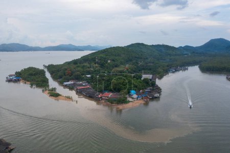 Foto de Vista aérea de Ranong City, las casas de la ciudad urbana del pueblo flotante, el mar del lago o el río. Naturaleza paisaje pesca y herramientas de pesca, Tailandia. Acuicultura - Imagen libre de derechos