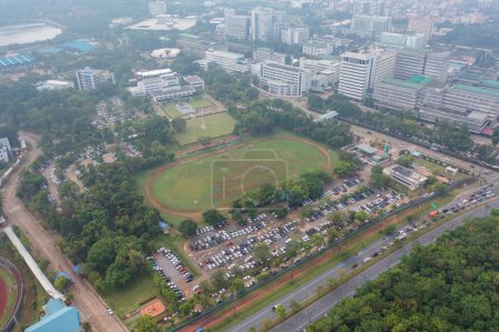 Foto de Vista aérea de fútbol fútbol deporte campo de recreo, estadio nacional. Ciudad urbana en Asia. Arena de corte verde. - Imagen libre de derechos