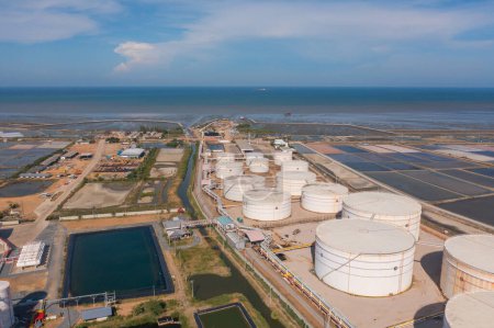 Téléchargez les photos : Vue aérienne de la raffinerie pétrochimique de pétrole et de la mer dans le concept de génie industriel dans le district de Bangna, Bangkok City, Thaïlande. Gazoducs et oléoducs dans l'industrie. Usine métallique moderne
. - en image libre de droit