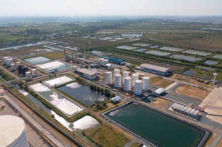Foto de Vista aérea de la refinería petroquímica de petróleo y el mar en concepto de ingeniería industrial en el distrito de Bangna, ciudad de Bangkok, Tailandia. Gasoductos de petróleo y gas en la industria. Fábrica de metal moderno
. - Imagen libre de derechos