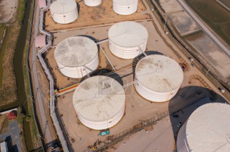 Téléchargez les photos : Vue aérienne de la raffinerie pétrochimique de pétrole et de la mer dans le concept de génie industriel dans le district de Bangna, Bangkok City, Thaïlande. Gazoducs et oléoducs dans l'industrie. Usine métallique moderne
. - en image libre de droit