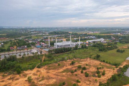 Téléchargez les photos : Vue aérienne de la mosquée centrale de Songkhla dans la ville de Hat Yai, Thaïlande. attraction touristique point de repère. - en image libre de droit