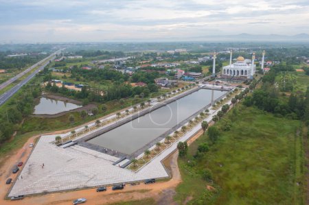 Téléchargez les photos : Vue aérienne de la mosquée centrale de Songkhla dans la ville de Hat Yai, Thaïlande. attraction touristique point de repère. - en image libre de droit