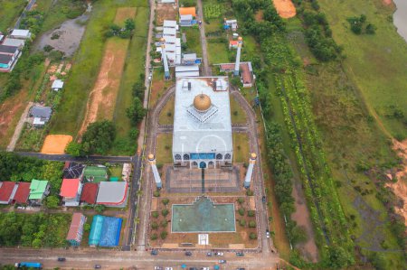 Foto de Vista aérea de la mezquita central de Songkhla en la ciudad de Hat Yai, Tailandia. Monumento de atracción turística. - Imagen libre de derechos