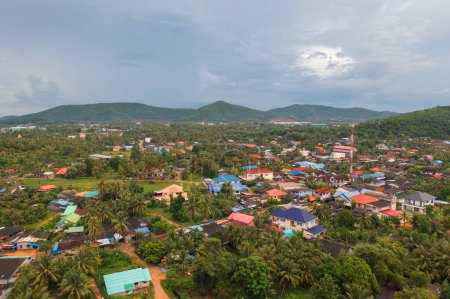 Téléchargez les photos : Vue aérienne du sommet de Samet Nangshe, Phang Nga avec ville, arbres verts luxuriants d'en haut dans la forêt tropicale dans le parc national en saison estivale. Paysage naturel. Modèle texture fond. - en image libre de droit