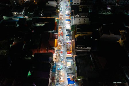 Foto de Vista aérea de la feria del templo nocturno y mercados locales nocturnos. Gente caminando calle, coloridas tiendas de campaña en la ciudad de Bangkok, Tailandia. Tiendas minoristas - Imagen libre de derechos