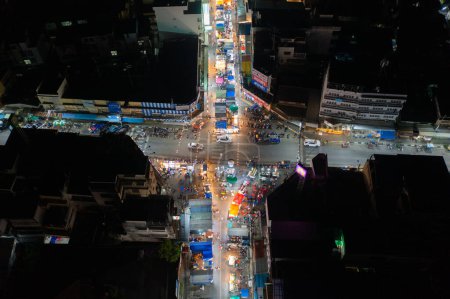 Téléchargez les photos : Vue aérienne de la foire du temple nocturne et des marchés locaux de nuit. Les gens marchent rue, Tentes colorées dans la ville de Bangkok, Thaïlande. Commerce de détail - en image libre de droit