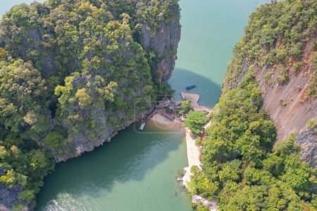 Téléchargez les photos : Vue aérienne du sommet de Khao Phing Kan, Ko Ta Pu, Phang Nga, arbres verts luxuriants d'en haut dans la forêt tropicale dans le parc national en saison estivale. Paysage naturel fond. - en image libre de droit
